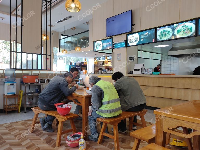 2021年12月21日农民工在益阳市赫山区鑫湘缘面馆吃上一碗热气腾腾的面
